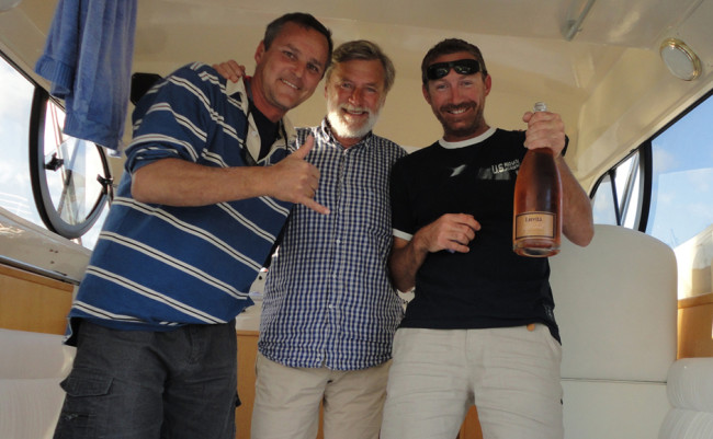 Il brindisi all'arrivo a Capo Verde. Da sinistra Giorgio Assolari, Dino Lendano e Luca Da Pozzo.