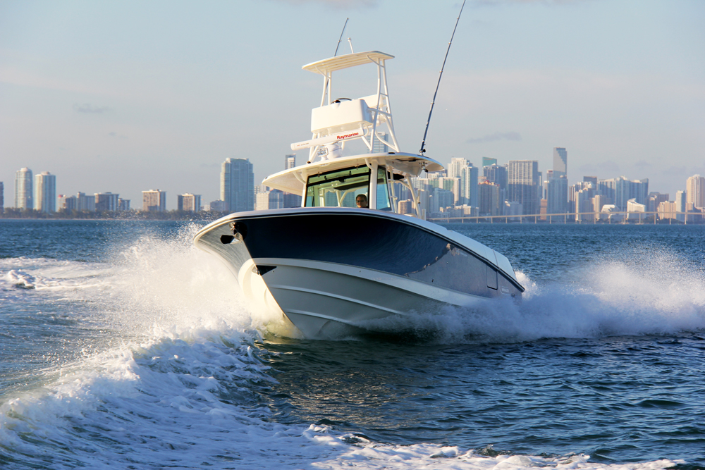 Tanta potenza per il 350 Outrage, il nuovo fisherman per la pesca d’altura di Boston Whaler