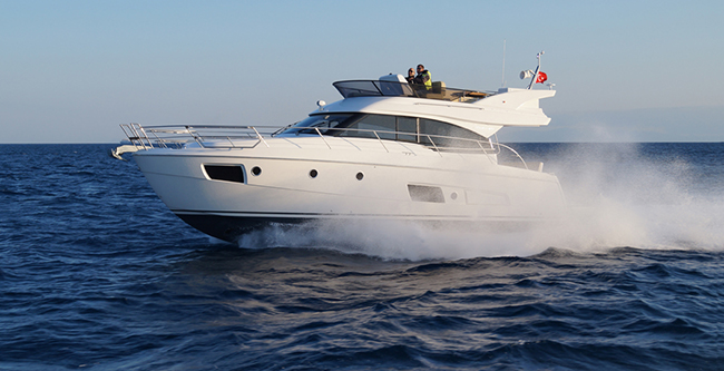 Il Bavaria 420 Virtess è disponbile con le linee d'asse o con i pod Ipd. Il range di potenza dei motori va da 2x370 a 2x435 cv