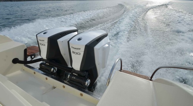 TAmareNuvola 32_Evinrude G2 300