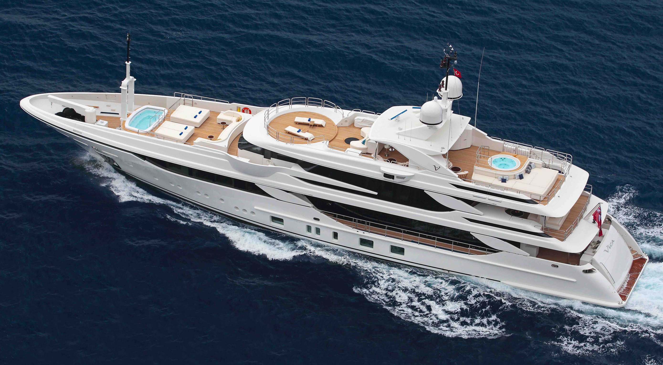 Benetti FB801 M/Y Vica, quando la vetroresina sposa l’alluminio