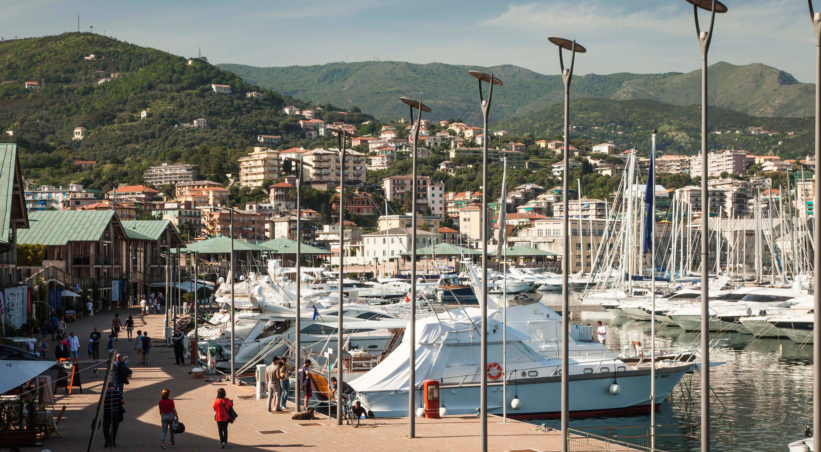 Marina di Varazze: vista sulla banchina principale.