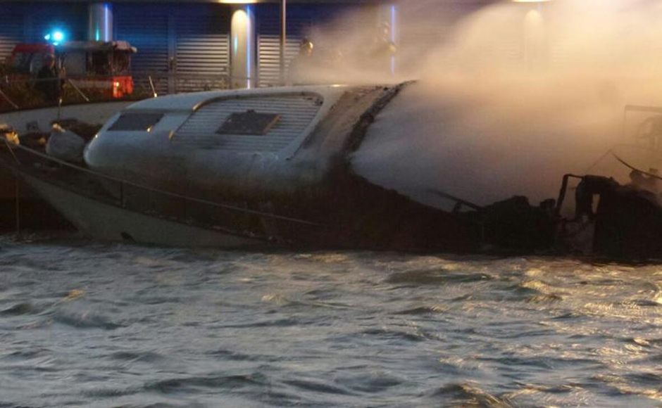 Yacht in fiamme al Marina di Loano. Quattro a bordo, solo una donna si salva