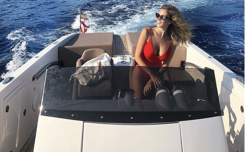 Incontro di bellezze: Diletta Leotta esplora la costa ligure su un Frauscher 1017 Lido