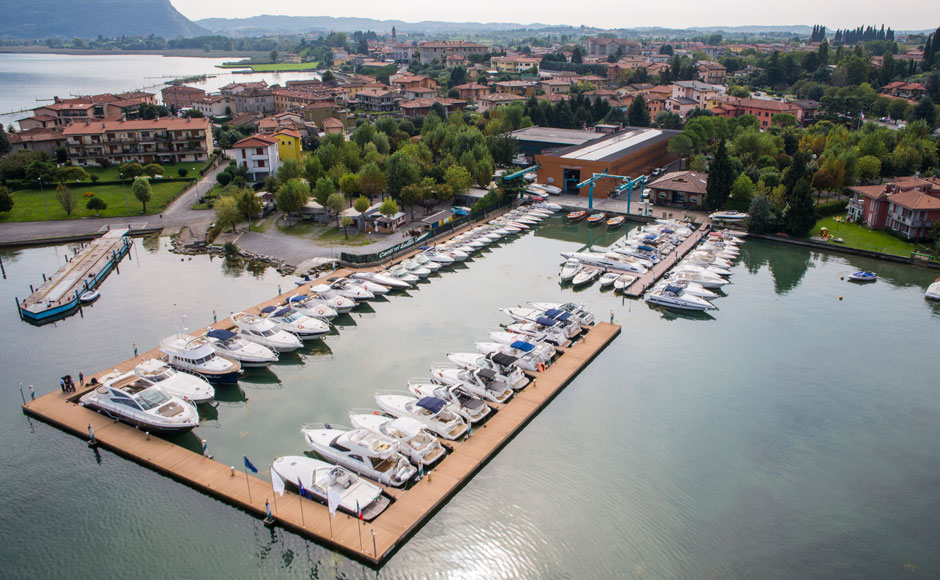 La darsena di Bellini Nautica sul Lago d'Iseo.