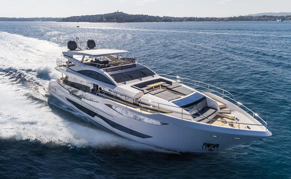 Pearl 95, dalla Gran Bretagna un superyacht tutto vetri, luci e brillantini