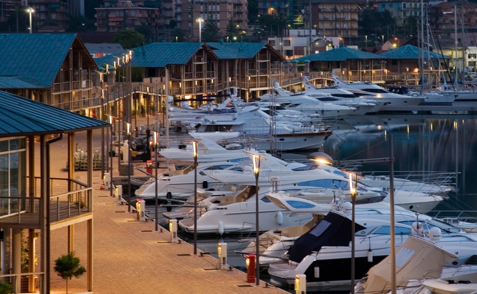 Marina di Varazze: vista notturna sulla banchina principale.