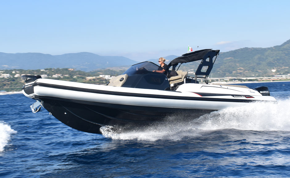 Ranieri International Cayman 35.0 Executive Super Sport, appena sotto l'ammiraglia, ma senza differenze