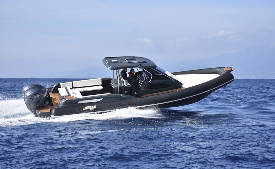 Joker Boat Clubman 35 un natantone comodo per la crociera... a 60 nodi!