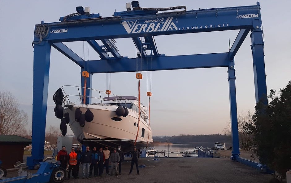 A Marina di Verbella si varano barche fino a 70 piedi con la gru da record per il lago