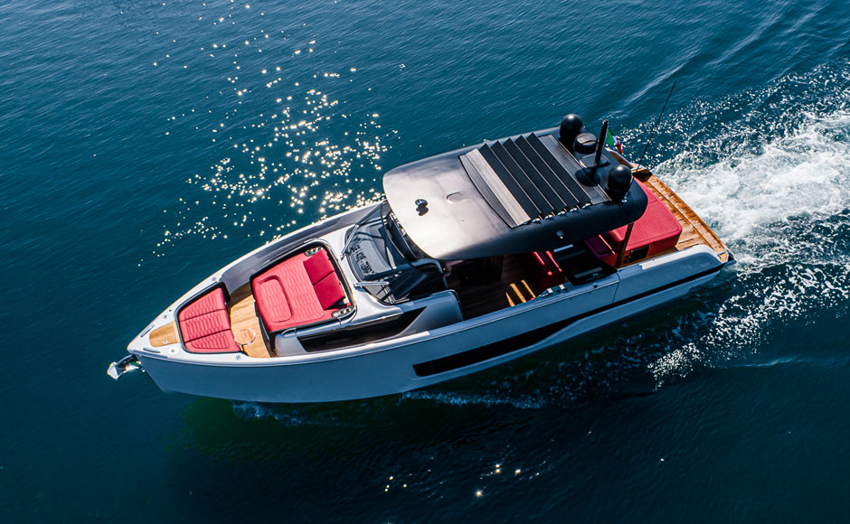 Cranchi A46 Luxury Tender in navigazione.