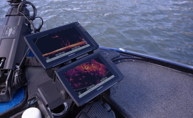 Chartplotter Garmin a prua di una bassboat.