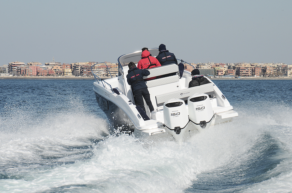 Il test dell'Idea 80 Sport Deck con due Honda BF150 D: un 8 metri che vola a 42 nodi