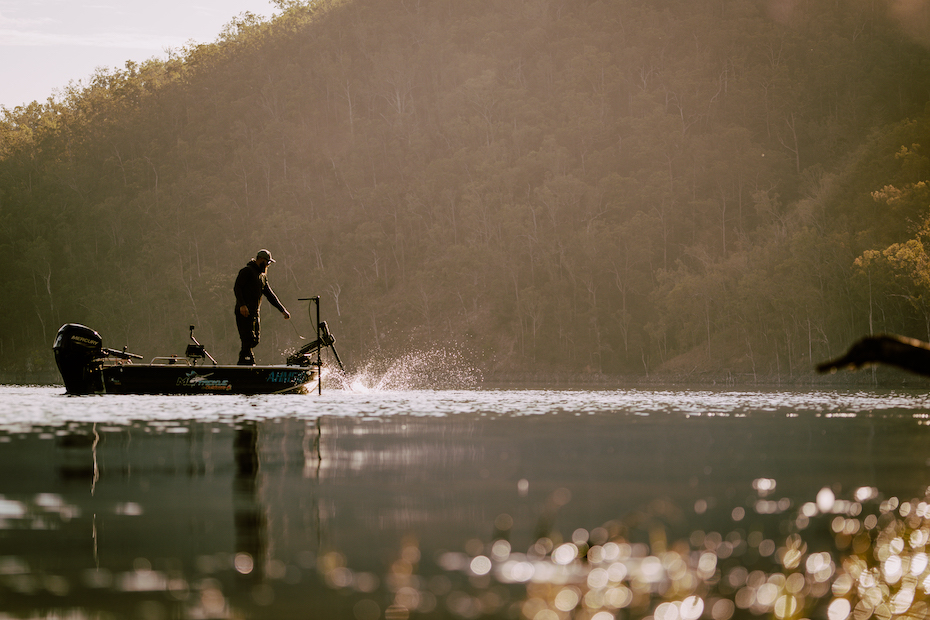 Bass boat con trholling motor Lowrance Ghost installato.