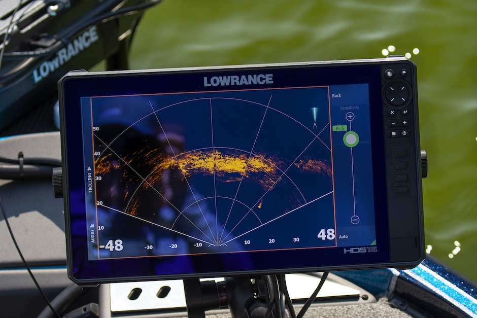 Chartplotter Lowrance con schermata ecoscandaglio.