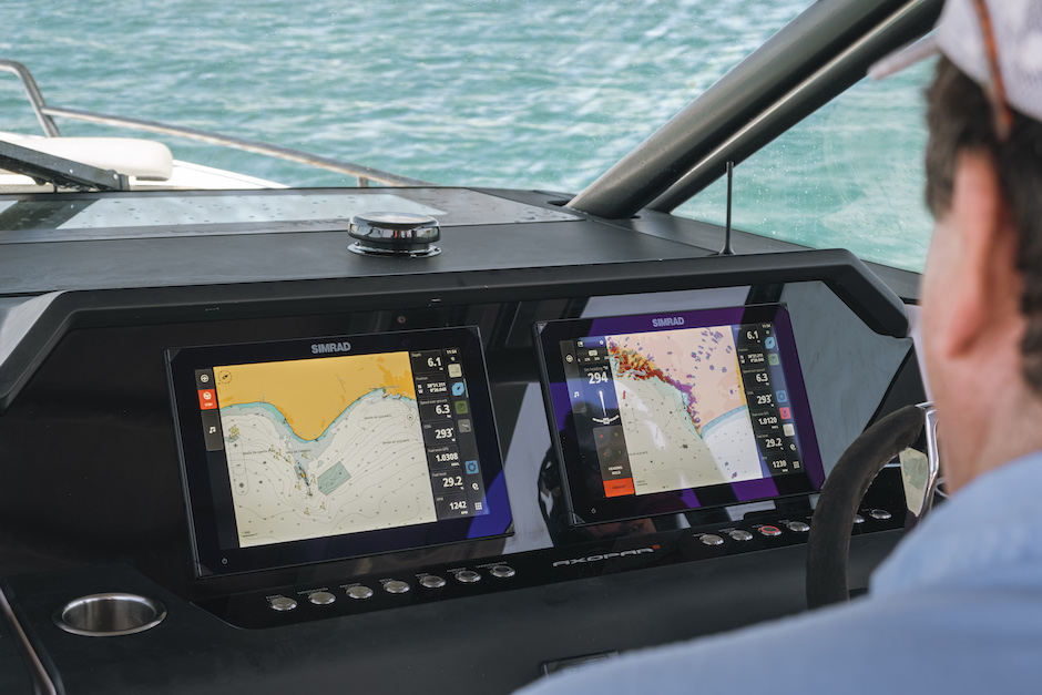 Chartplotter Simrad installati in plancia di comando.