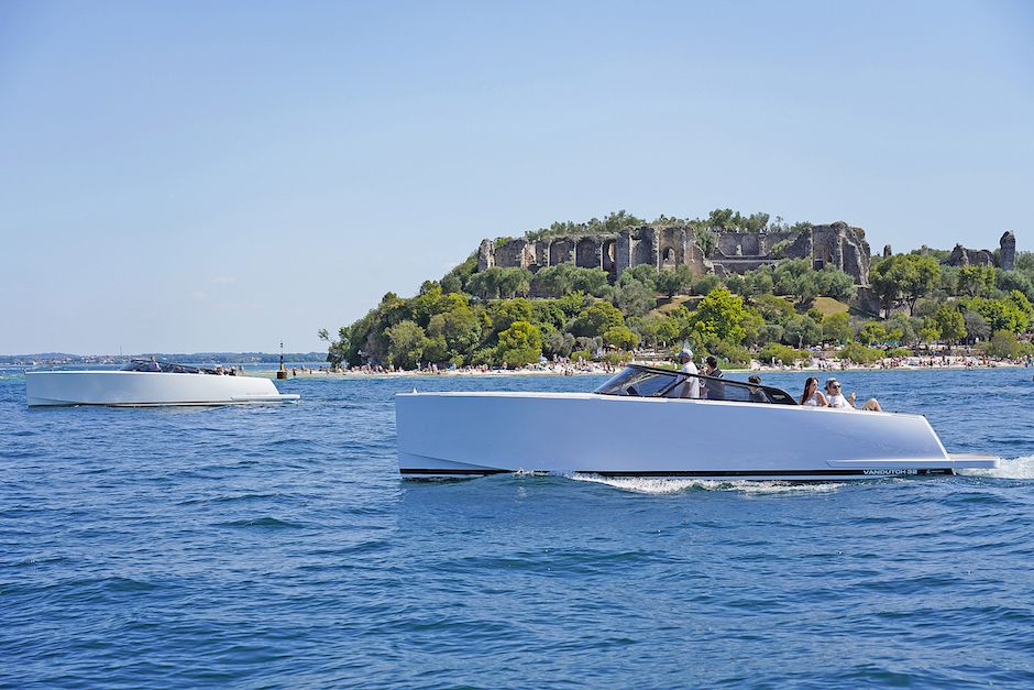 VanDutch 32 sullo sfondo di Sirmione sul Lago di Garda.