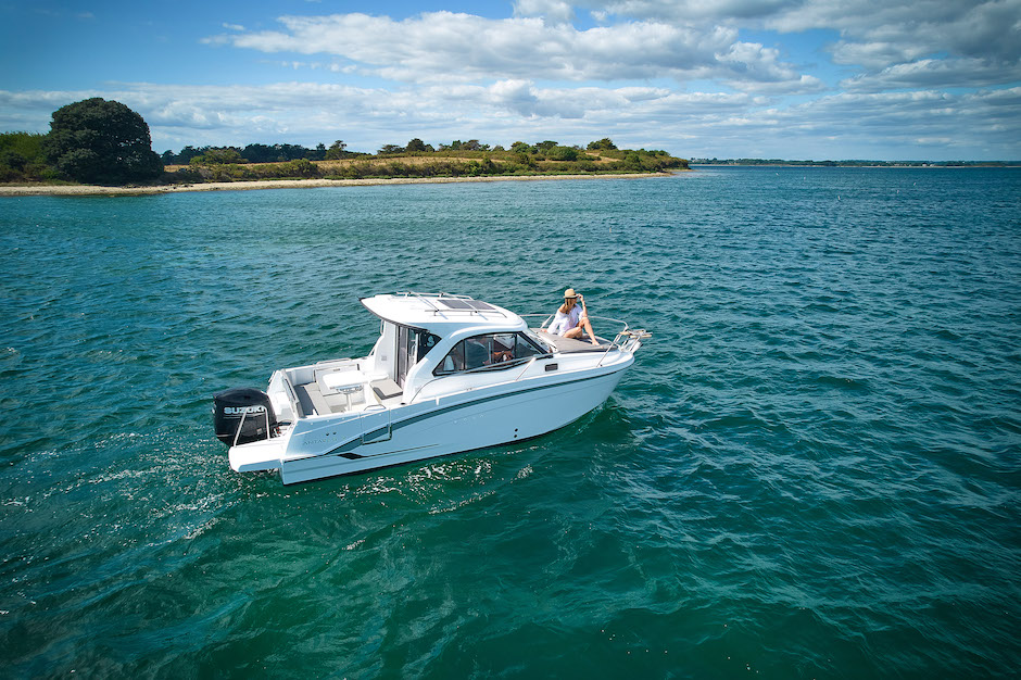 Beneteau Antares 7 Cruising all'ancora.