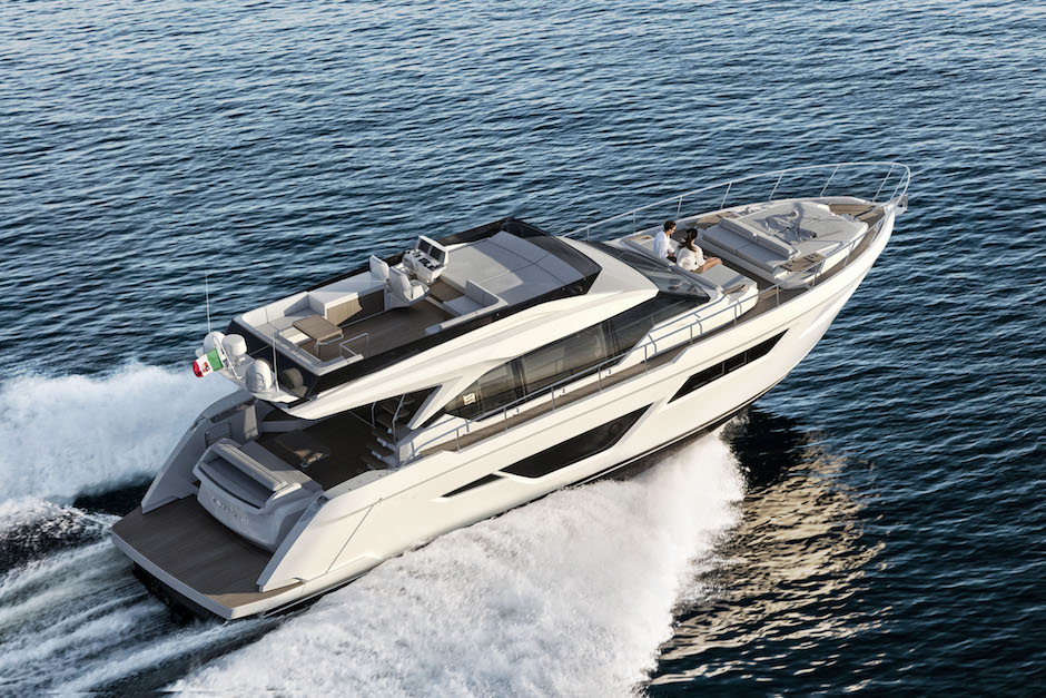 Ferretti Yachts 580 in navigazione vista da tre quarti di poppa.