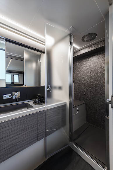 Pershing 6X - Box doccia nel bagno della cabina armatoriale.