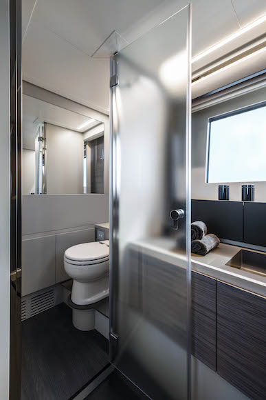 Pershing 6X - Vano wc nel bagno della cabina armatoriale.