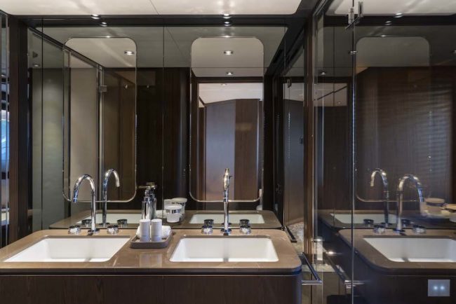 Ferretti 860 - Bagno armatoriale nel décor Classic.