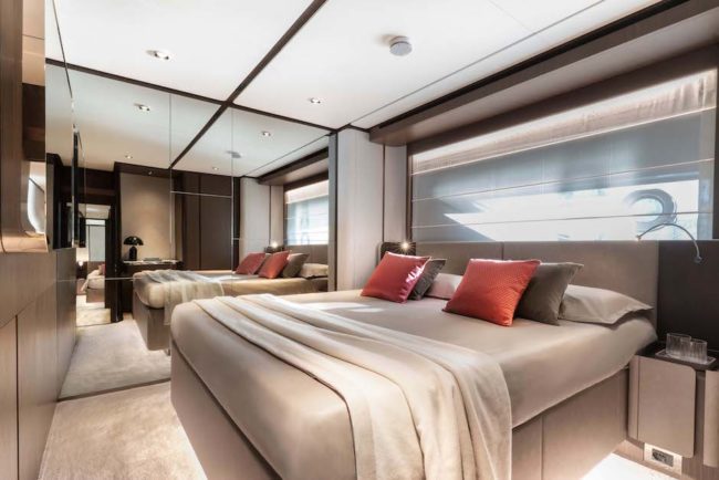 Ferretti 860 - Cabina armatoriale nel décor Classic.