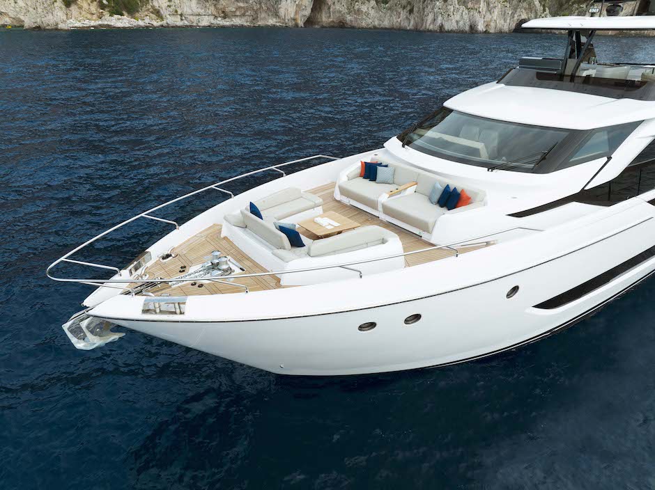 Ferretti 860 - Ponte di prua.