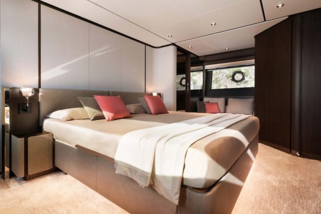 Ferretti 860 - Cabina armatoriale nel décor Classic.