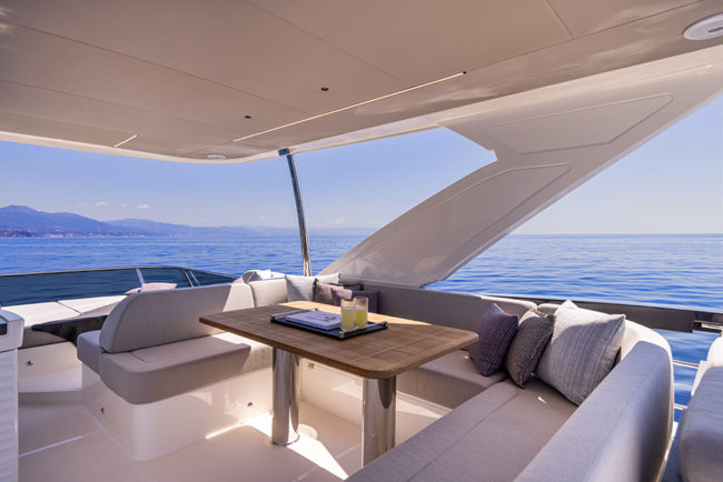Test dell'Absolute 56 Fly - Dinette sul flying bridge.