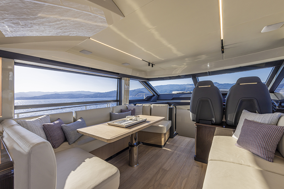 Test dell'Absolute 56 Fly - Panoramica sul living prodiero nel salone.