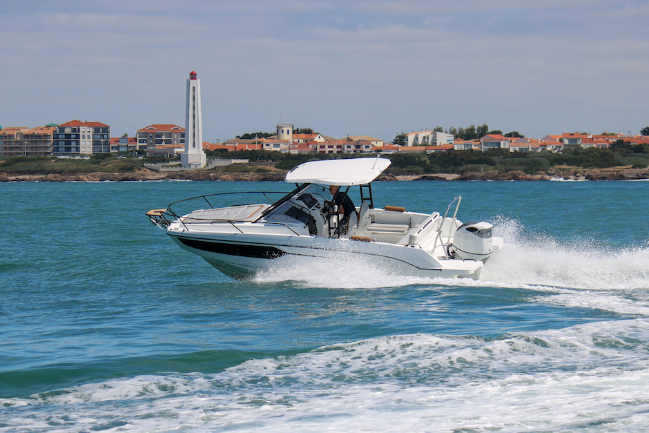 Il Beneteau Flyer 8 SunDeck è una delle barche acquistabili con il leasing a Tasso Zero di Beneteau. 