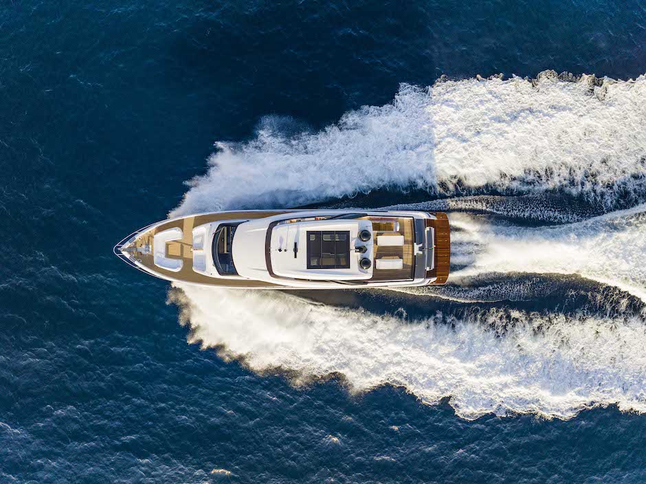 Ferretti 860 in navigazione visto dall'alto.