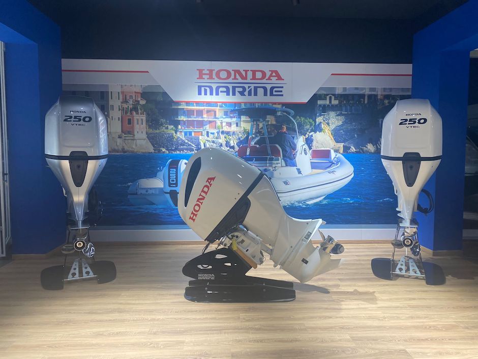 Honda Marine Center - Showroom.