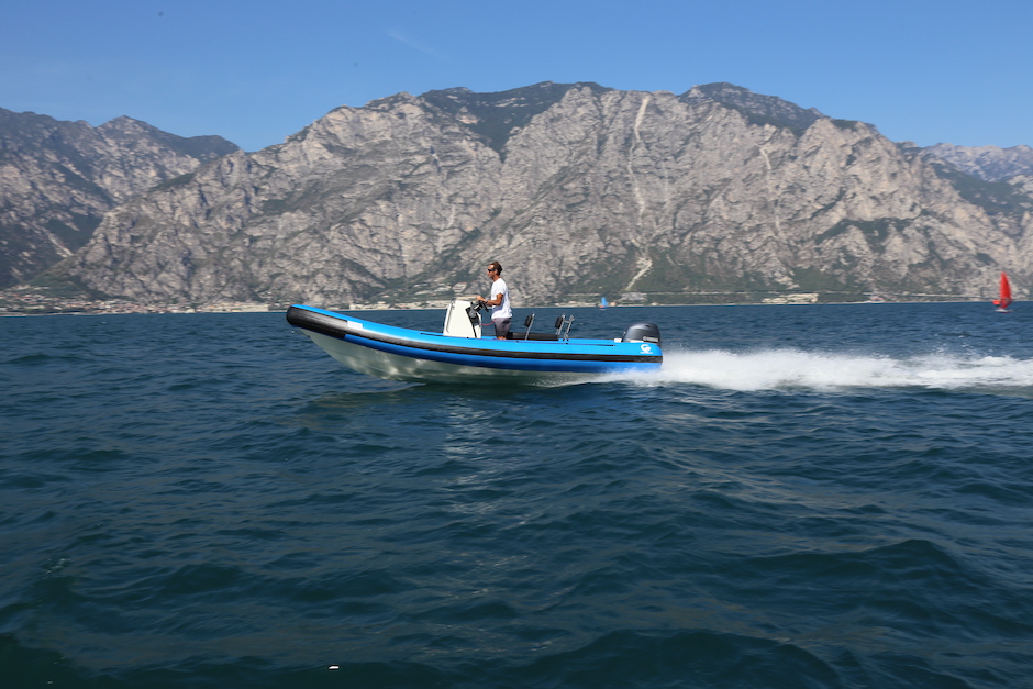 Gommone Capelli 595 Benaco in navigazione.