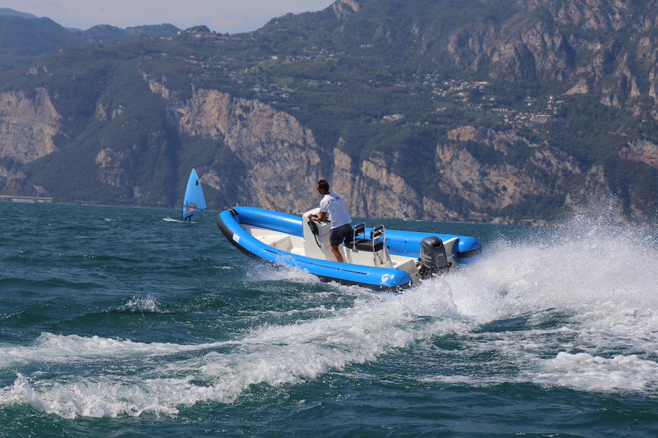 Gommone Capelli 595 Benaco in navigazione.