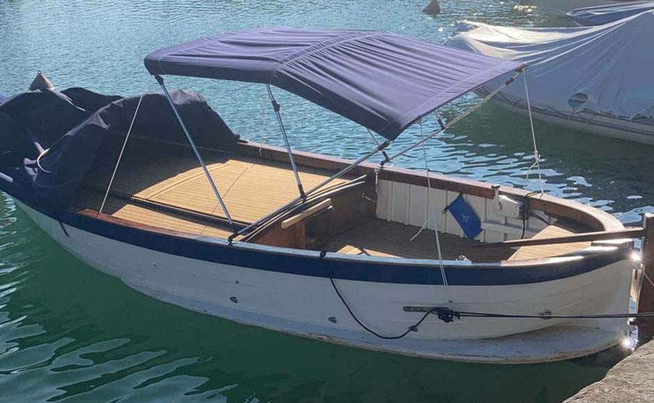 Restauro del Gozzo Nello, la barca come è oggi a lavori finiti ormeggiata al porto di Lovere sul lago d'Iseo.