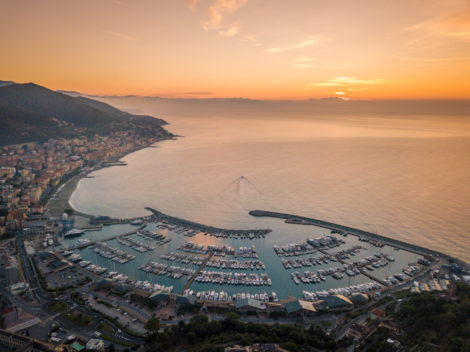 Marina di Varazze: vista aerea al tramonto.