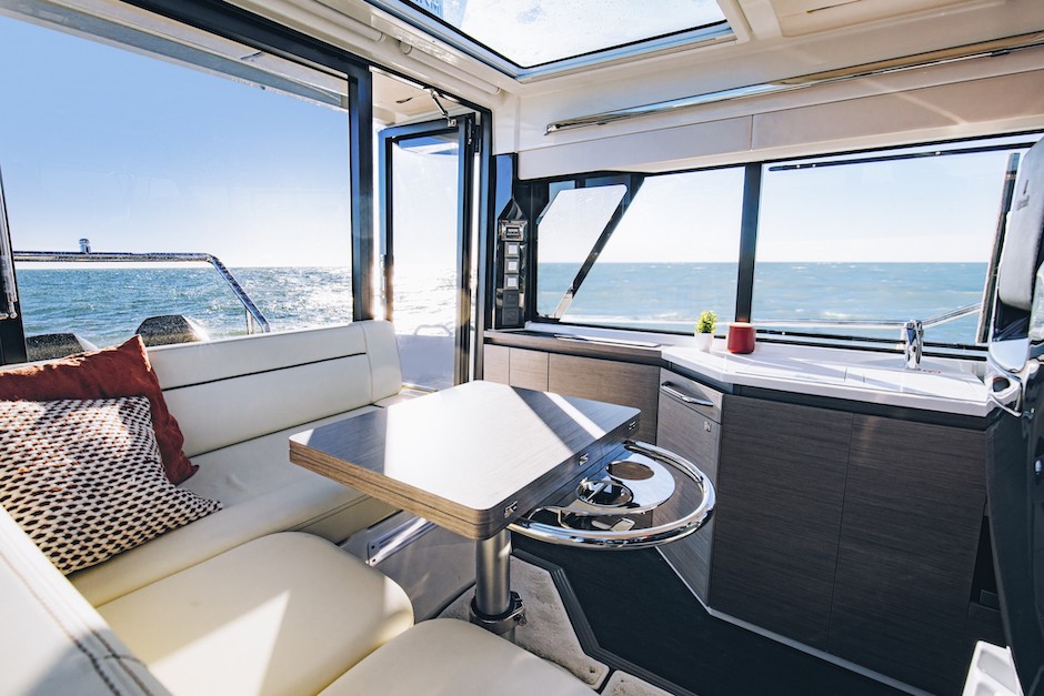 Wellcraft 355, vista del salone da prua.