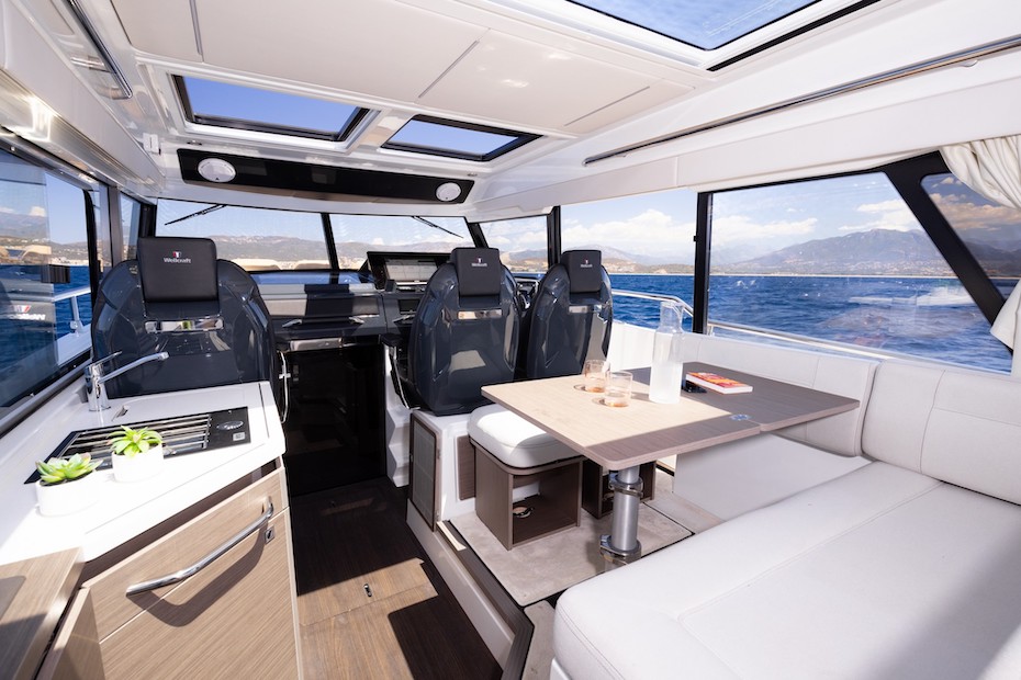 Wellcraft 355, vista del salone da poppa.