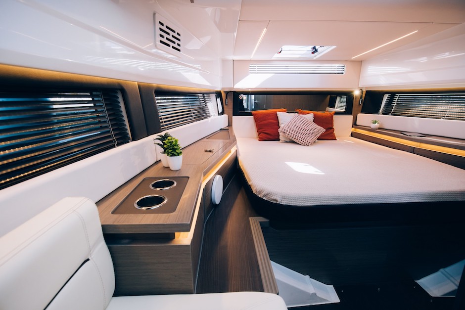 Wellcraft 355, cabina con letto matrimoniale a prua.