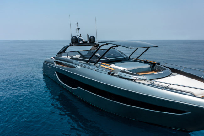 Riva 76 Bahamas Super, sistema C-Top per la trasformazione della barca da open a hardtop,