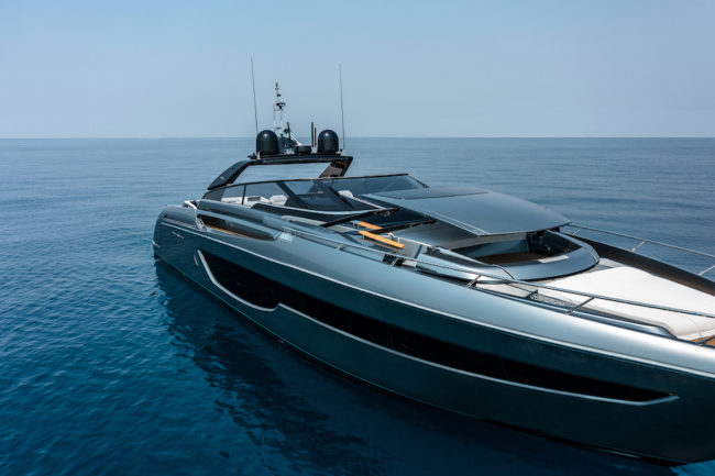 Riva 76 Bahamas Super, sistema C-Top per la trasformazione della barca da open a hardtop.