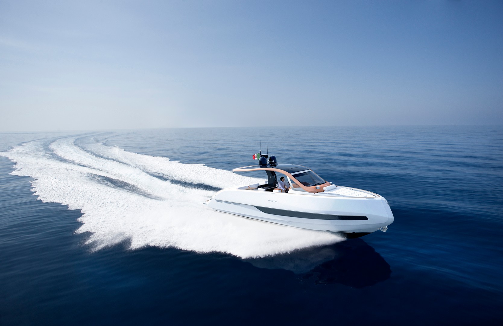 Vita di mare e bel design si fondono con armonia nei 12 metri dell'Invictus Yacht TT420