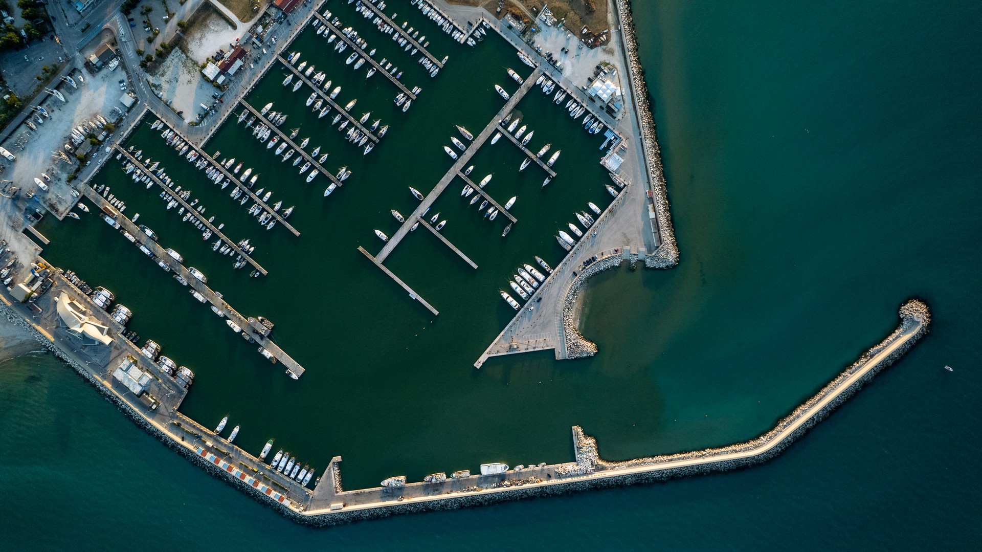 Vista aerea di un porto del network di marina turistici del Gruppo Marinedi.