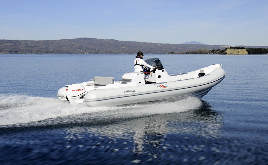 Gommone 4XC HR65 in package col fuoribordo senza patente di 40 cv Honda BF40E. 