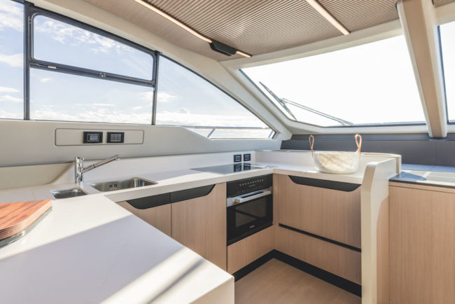 La cucina del nuovo Azimut S7.