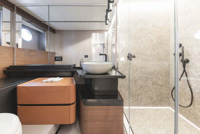 Il bagno armatoriale del nuovo Azimut S7.