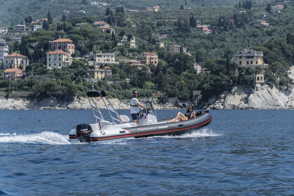 Il gommone Tempest Supreme con il fuoribordo F40G Supreme acquistabile con la promozione Yamaha Satisfaction Sea 2023.