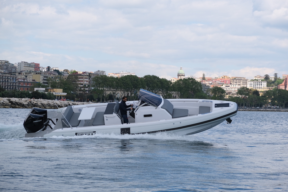 Dieci metri, 600 cavalli e 55 nodi: ecco i numeri del nostro test del gommone Pirelli 30